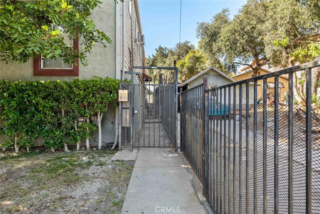 7137 Greeley Street, Unit 4 Tujunga, CA 91042 - Photo 2 of 29