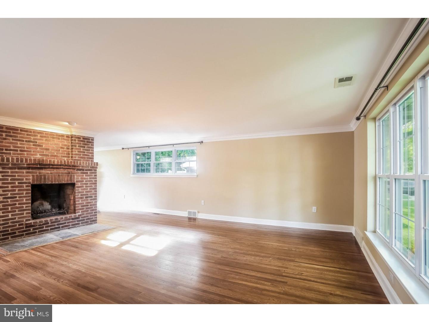 217 Ellis Road Havertown, PA 19083 - Photo 2 of 23 Living Room