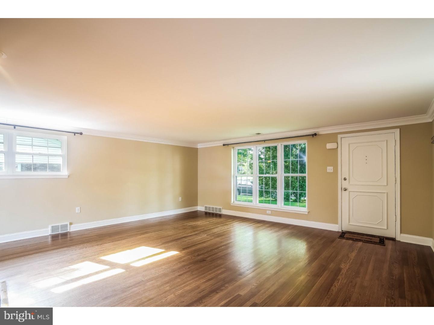 217 Ellis Road Havertown, PA 19083 - Photo 3 of 23 Living Room