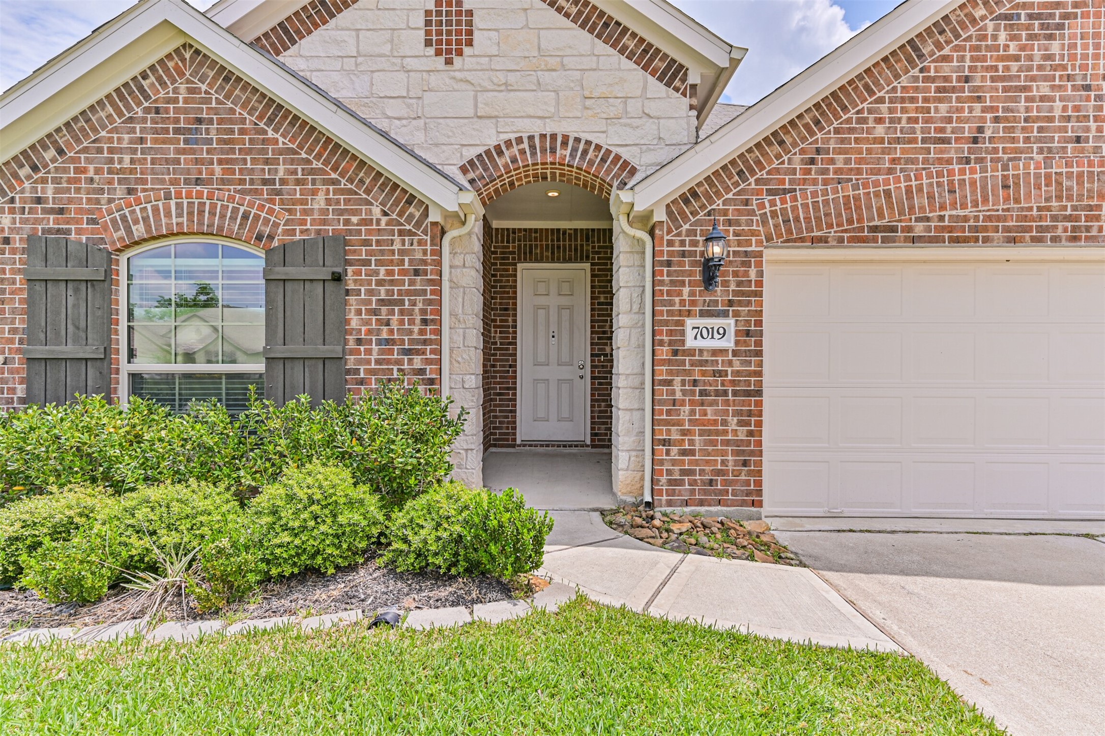 7019 Terra Drive Manvel, TX 77578 - Photo 4 of 41 a front view of a house