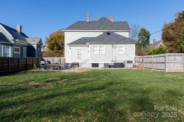 a view of a front of house with a yard