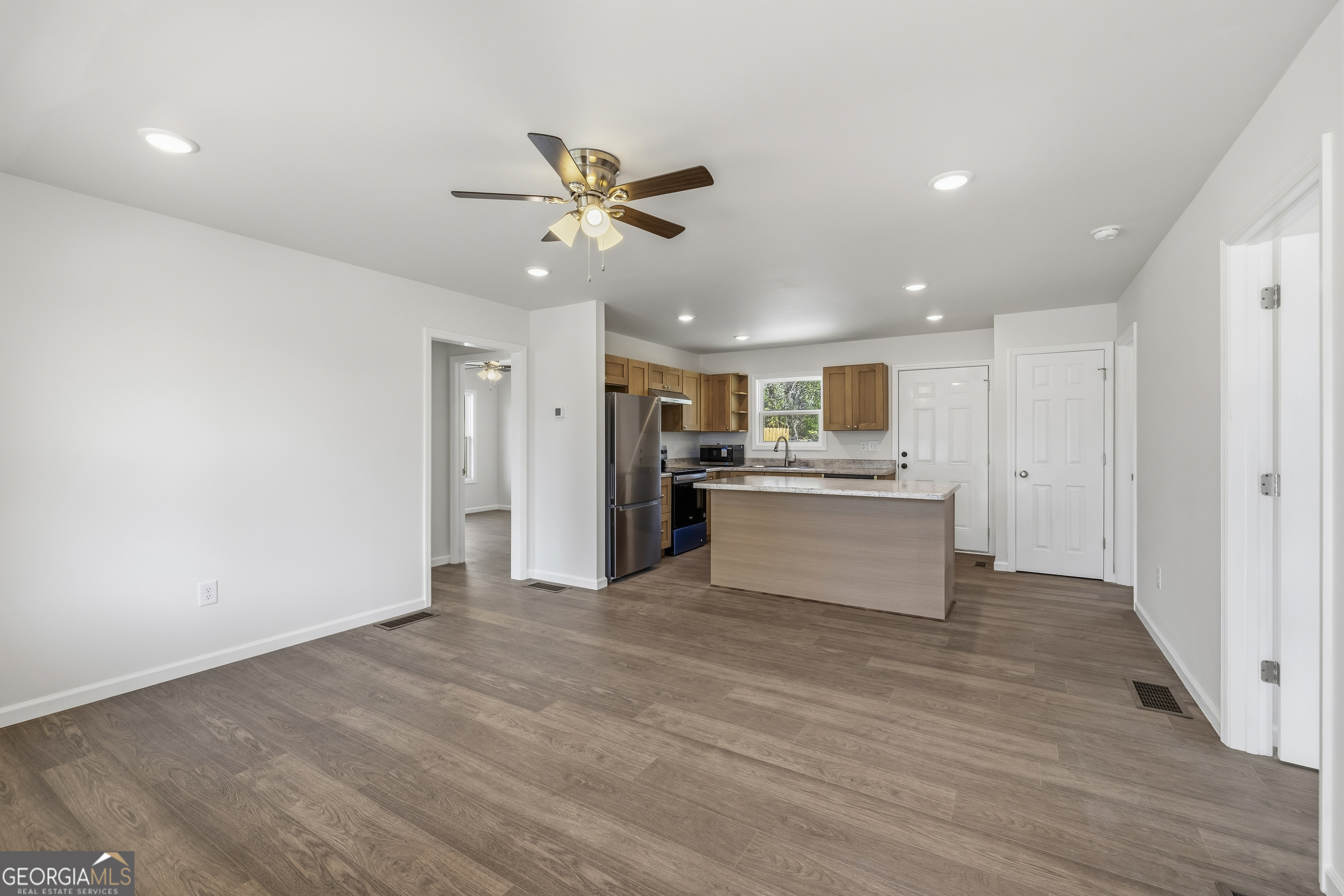 509 Carlton Avenue Union Point, GA 30669 - Photo 5 of 41
