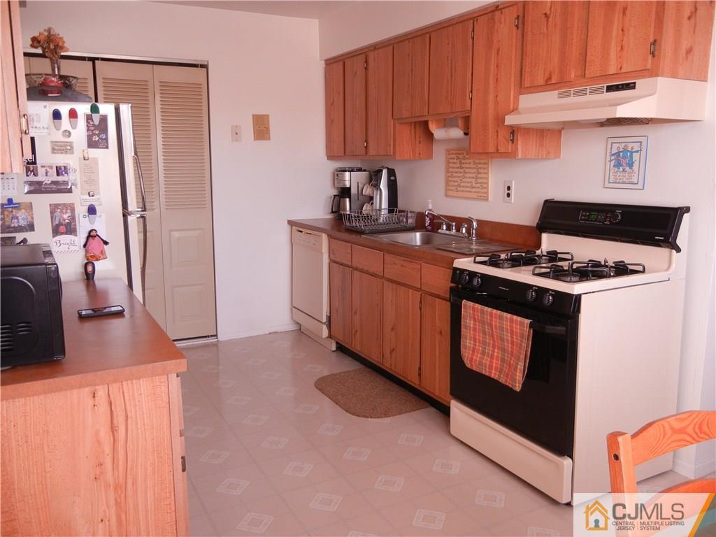 1643 Raspberry Court Edison, NJ 08817 - Photo 4 of 11 a kitchen with stainless steel appliances granite countertop a stove a sink and a refrigerator