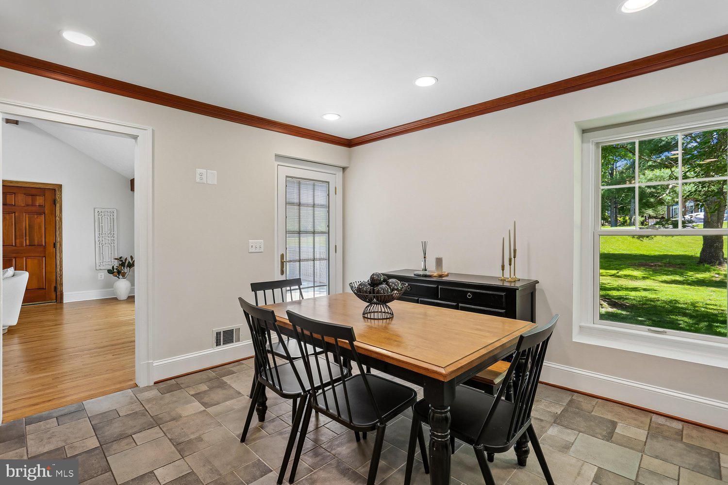 20920 Sunnyacres Road Gaithersburg, MD 20882 - Photo 19 of 64 Breakfast area with recessed lighting