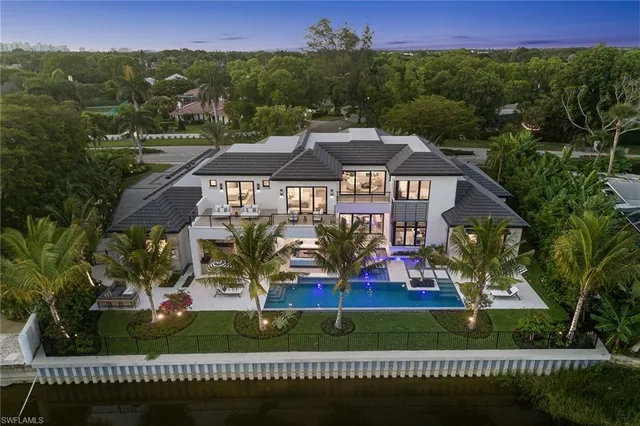 $18,500,000 | 584 Banyan Boulevard, Naples, FL 34102