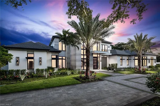 $18,500,000 | 584 Banyan Boulevard, Naples, FL 34102