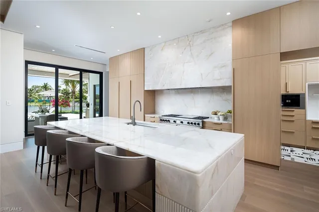 $18,500,000 | 584 Banyan Boulevard, Naples, FL 34102