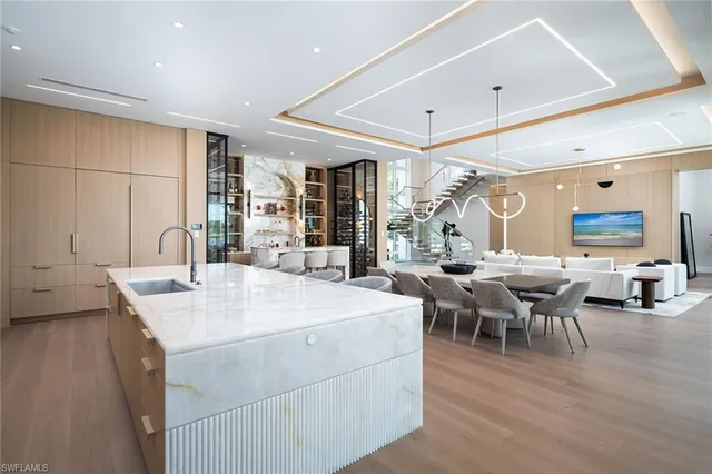 $18,500,000 | 584 Banyan Boulevard, Naples, FL 34102