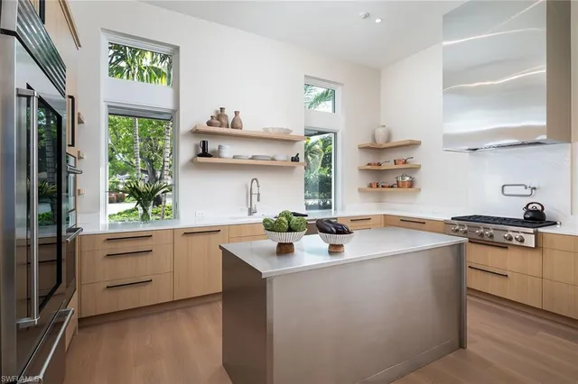 $18,500,000 | 584 Banyan Boulevard, Naples, FL 34102