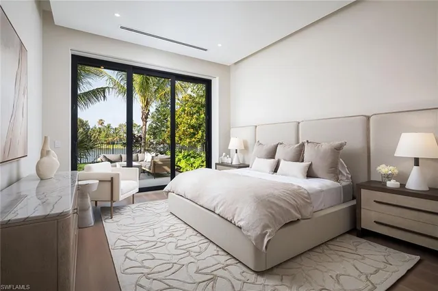 $18,500,000 | 584 Banyan Boulevard, Naples, FL 34102