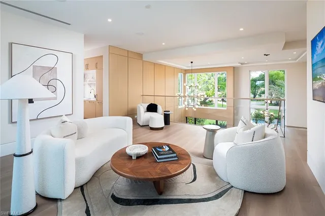 $18,500,000 | 584 Banyan Boulevard, Naples, FL 34102