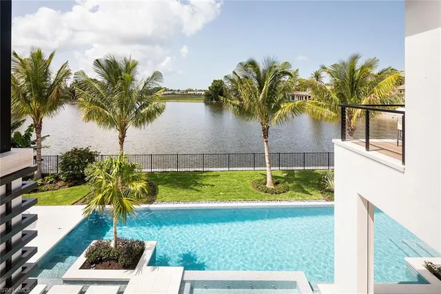 $18,500,000 | 584 Banyan Boulevard, Naples, FL 34102
