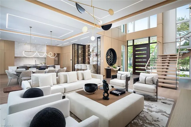 $18,500,000 | 584 Banyan Boulevard, Naples, FL 34102