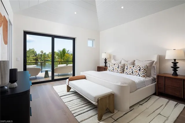 $18,500,000 | 584 Banyan Boulevard, Naples, FL 34102