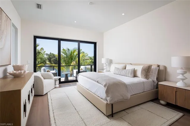 $18,500,000 | 584 Banyan Boulevard, Naples, FL 34102