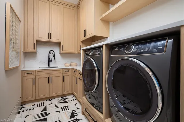 $18,500,000 | 584 Banyan Boulevard, Naples, FL 34102