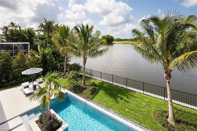 $18,500,000 | 584 Banyan Boulevard, Naples, FL 34102