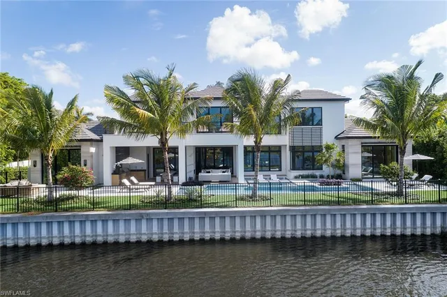 $18,500,000 | 584 Banyan Boulevard, Naples, FL 34102
