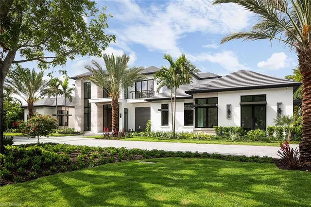 $18,500,000 | 584 Banyan Boulevard, Naples, FL 34102