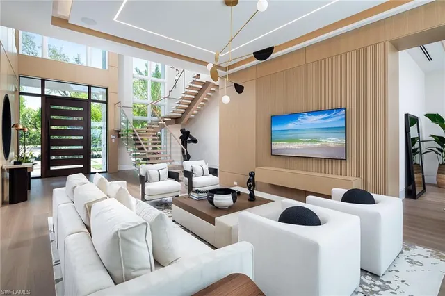 $18,500,000 | 584 Banyan Boulevard, Naples, FL 34102