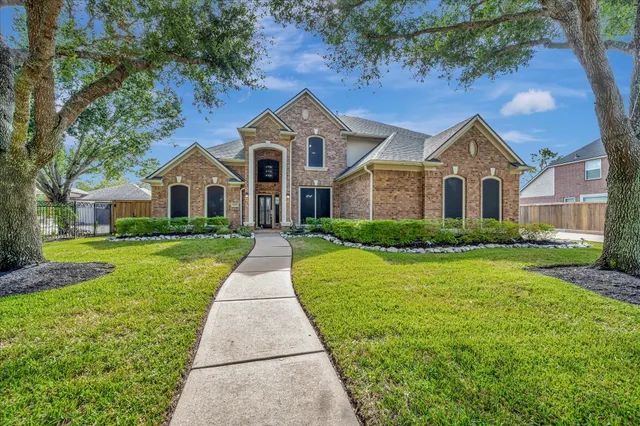 $663,000 | 2847 Everett Drive, Friendswood, TX 77546