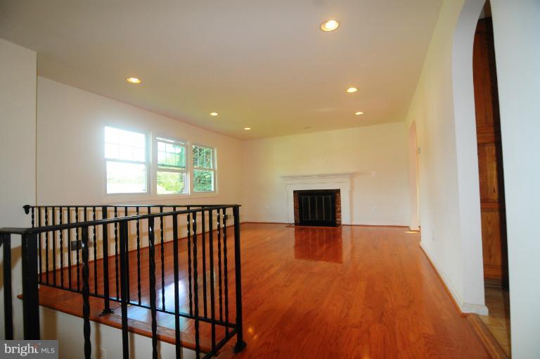 6401 Twin Court Springfield, VA 22150 - Photo 11 of 16 Living Room