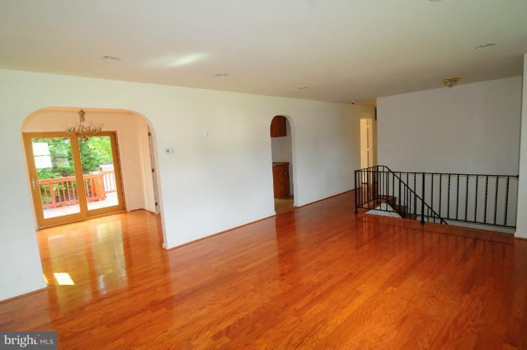 6401 Twin Court Springfield, VA 22150 - Photo 3 of 16 Living Room