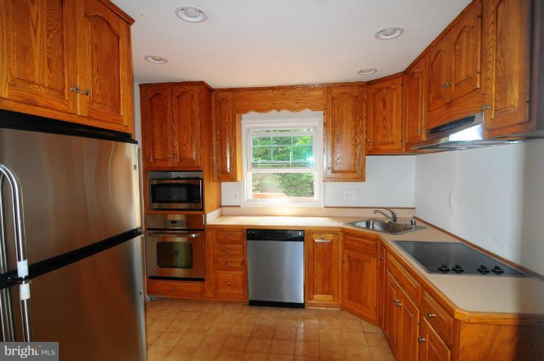 6401 Twin Court Springfield, VA 22150 - Photo 8 of 16 Kitchen