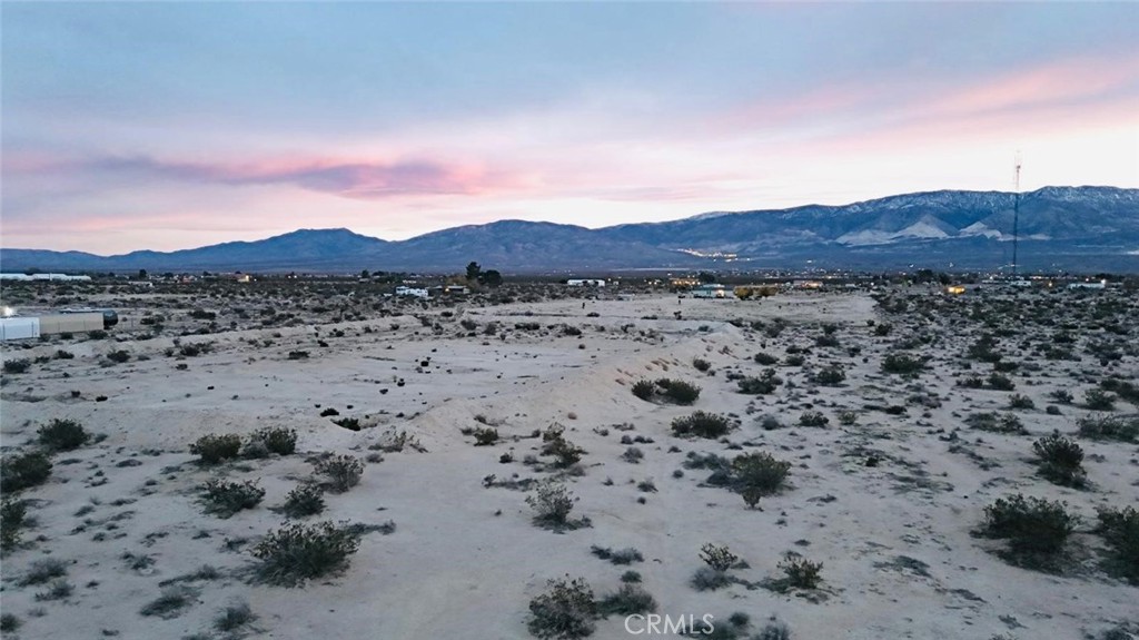 40 Rodeo Lucerne Valley Lucerne Valley, CA 92356 - Photo 4 of 10 a view of a city with mountain in the background