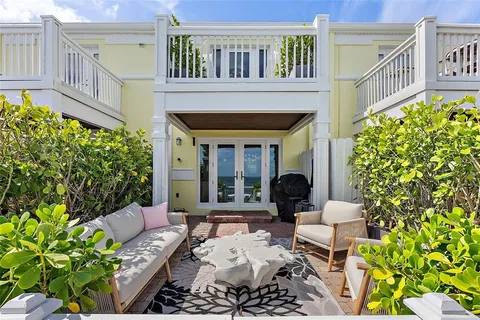 $599,000 | 4966 Coquina Key Drive Southeast, St. Petersburg, FL 33705