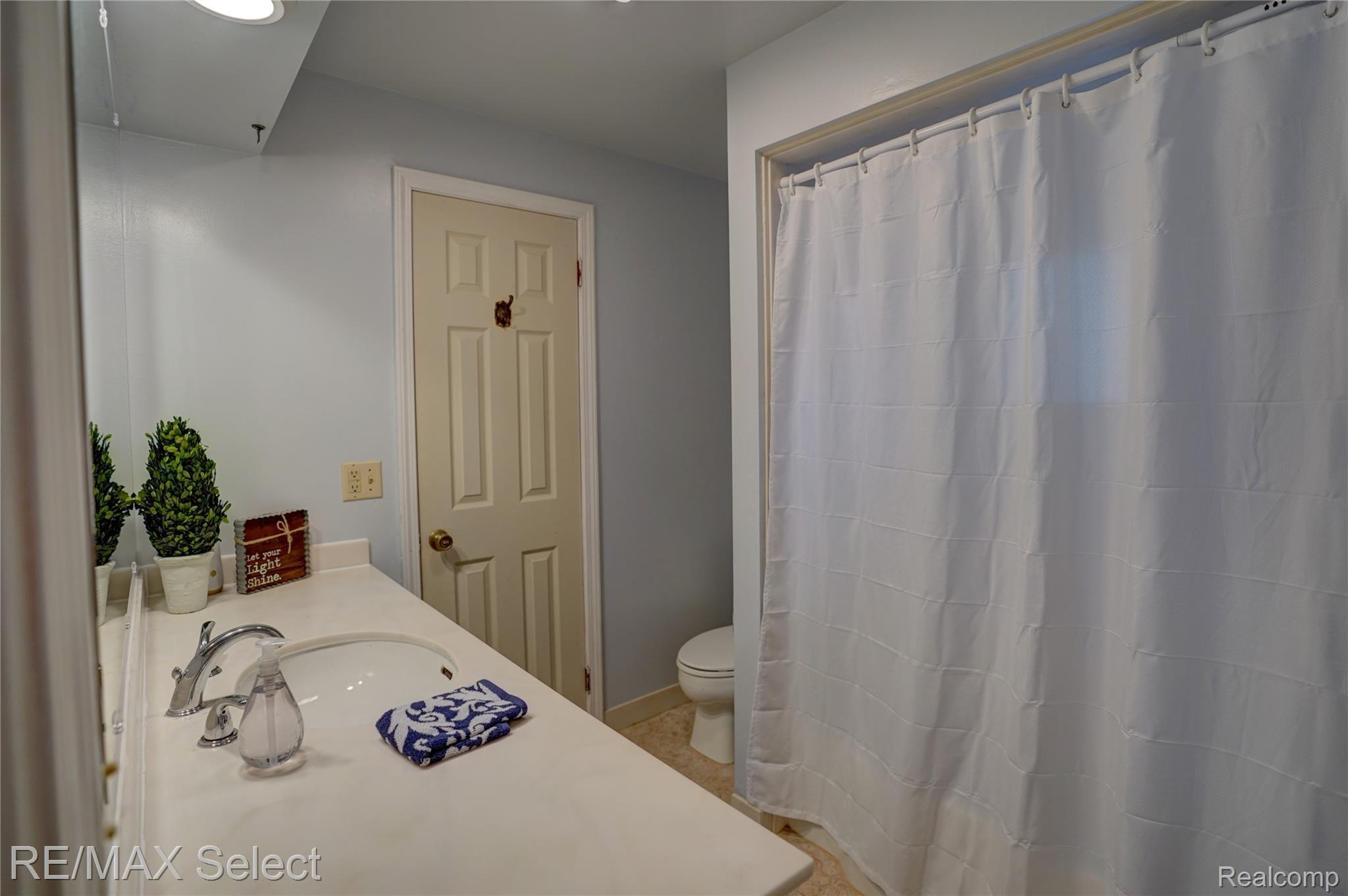 2742 Miller Road Flint, MI 48503 - Photo 18 of 35 Master Bath Pic 2.jpg