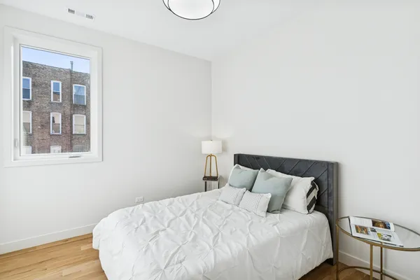 $489,000 | 4208 South Calumet Avenue, Unit 301, Chicago, IL 60653