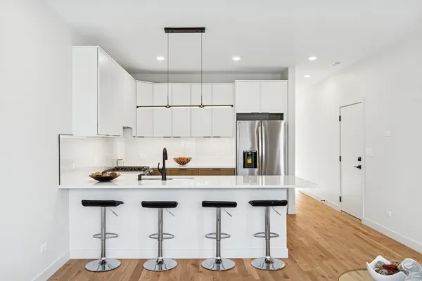 $489,000 | 4208 South Calumet Avenue, Unit 301, Chicago, IL 60653