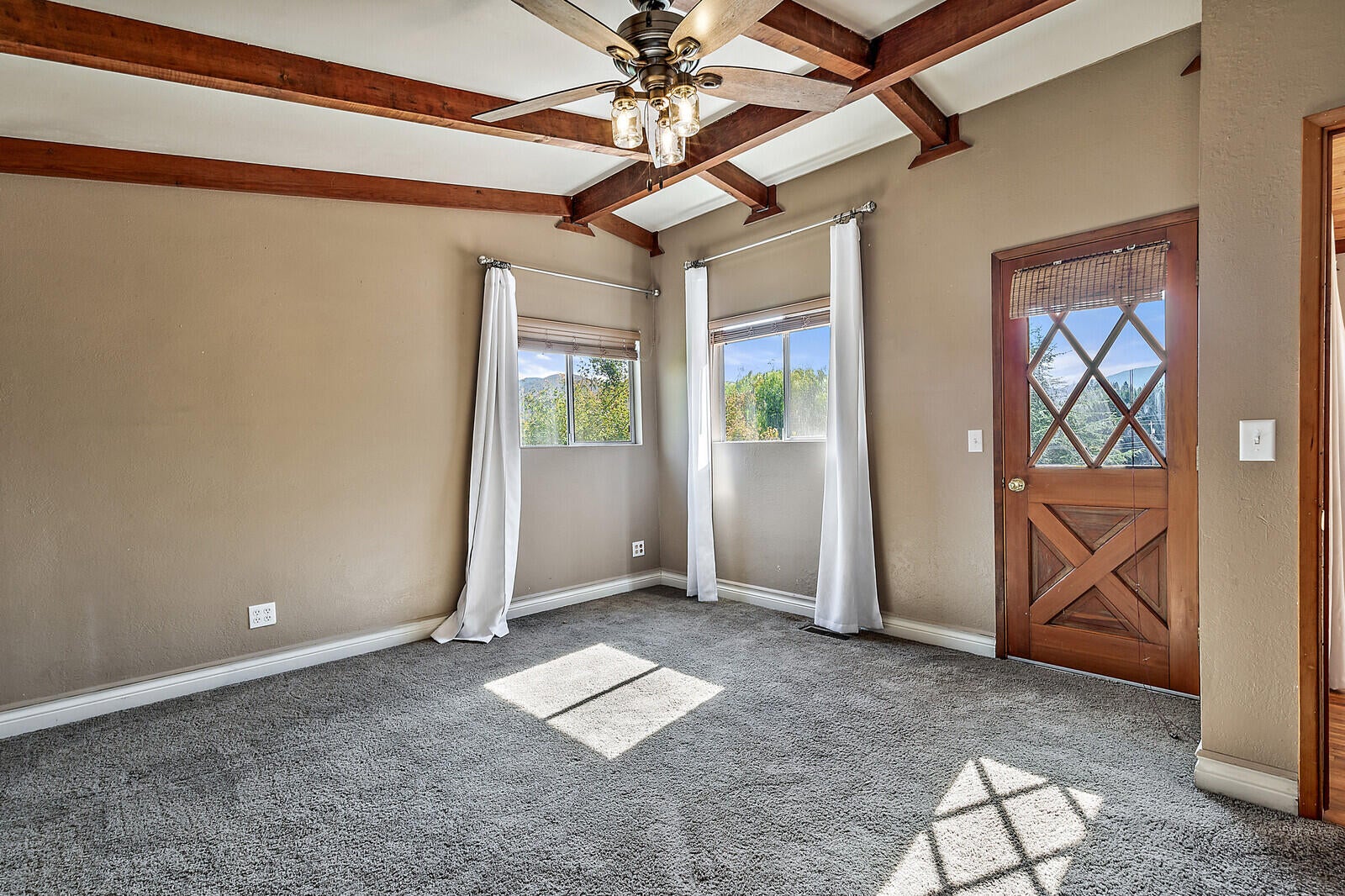 221 Larkin Road Grants Pass, OR 97527 - Photo 16 of 43 34_LR_34_mls