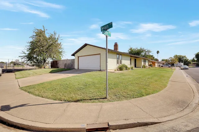 a view of a house with a yard