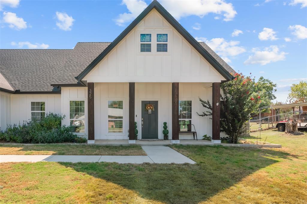 325 Berryhill Drive Springtown, TX 76082 - Photo 2 of 30