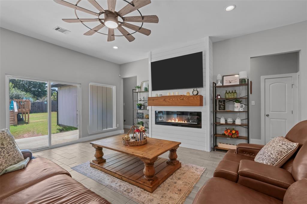 325 Berryhill Drive Springtown, TX 76082 - Photo 4 of 30