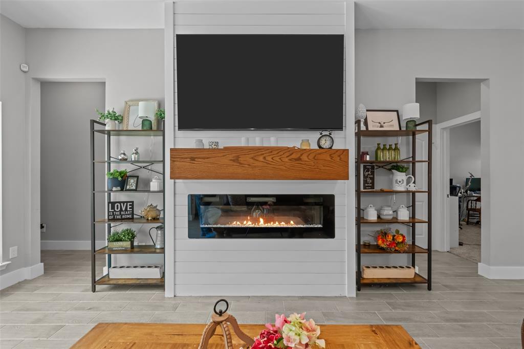 325 Berryhill Drive Springtown, TX 76082 - Photo 7 of 30