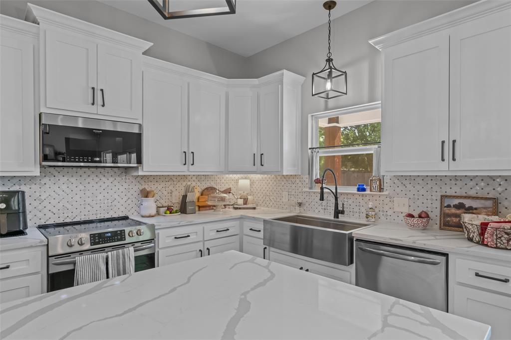 325 Berryhill Drive Springtown, TX 76082 - Photo 10 of 30