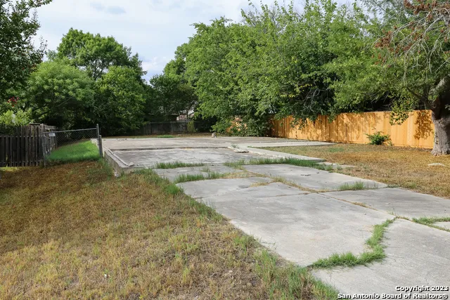 a view of yard with green space