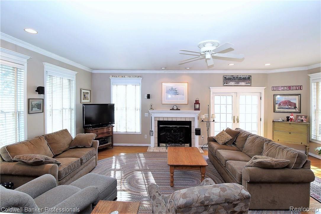 2476 Windemere Road Birmingham, MI 48009 - Photo 17 of 62 Family Room with crown molding and Recessed Lighting!
