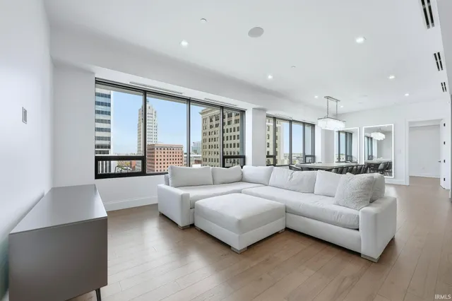 $949,000 | 202 West Berry Street, Unit 730, Fort Wayne, IN 46802