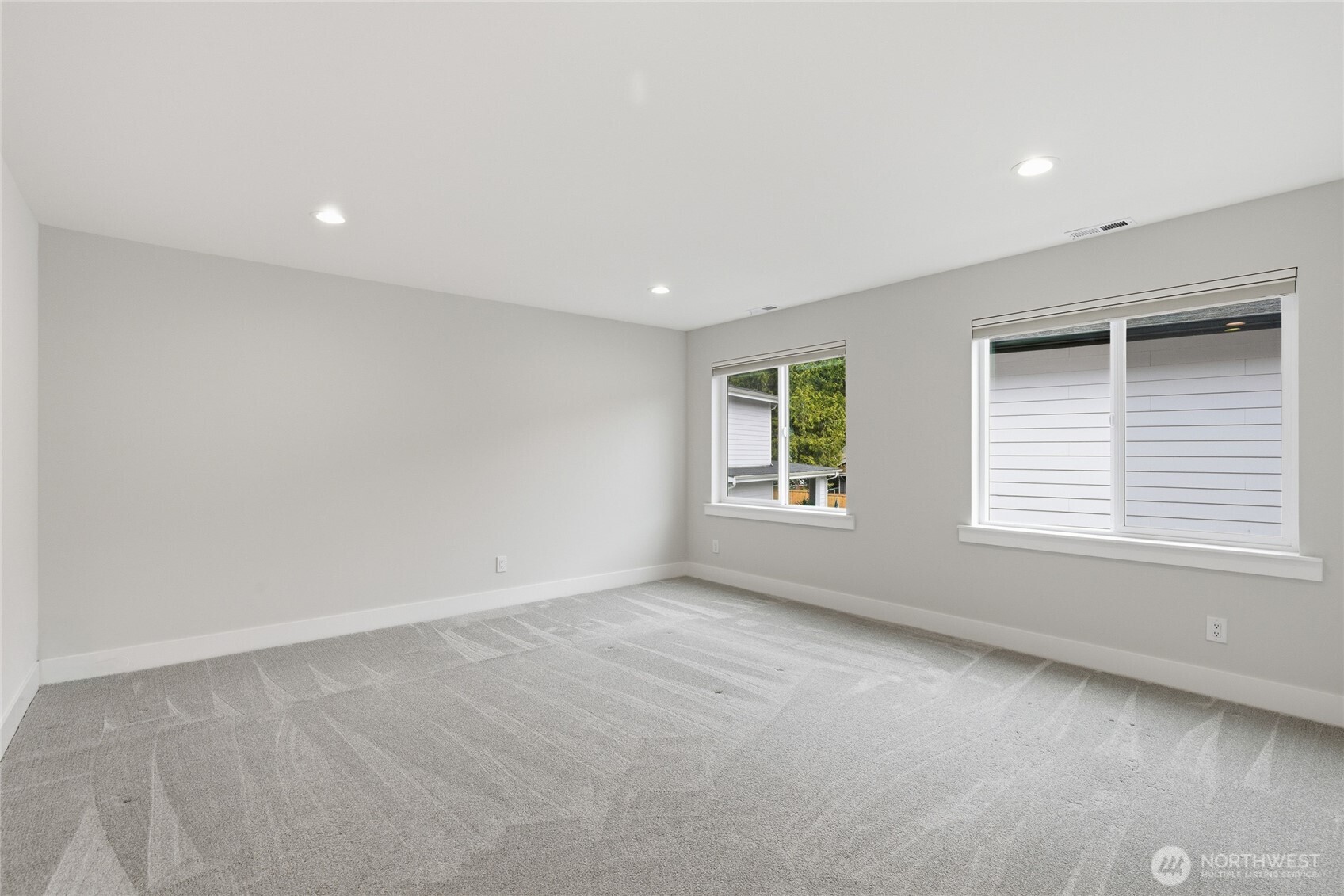719 Edmonds Way Edmonds, WA 98020 - Photo 26 of 40 an empty room with a window