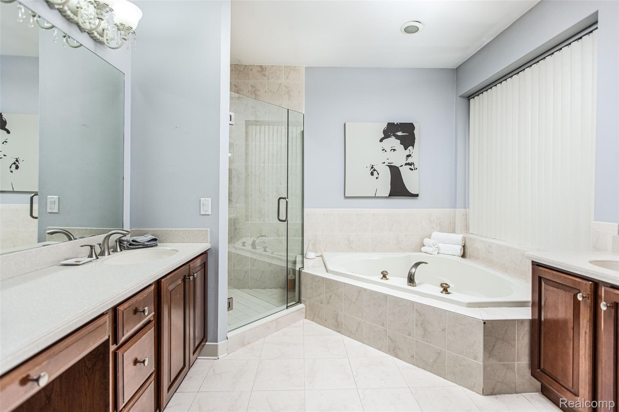 2483 Ashford Rochester, MI 48306 - Photo 22 of 51 22 - Master Bathroom.jpg