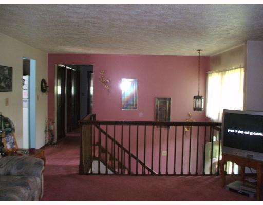 1050 Deerfield Road Washington, PA 15301 - Photo 3 of 6 Living Room.