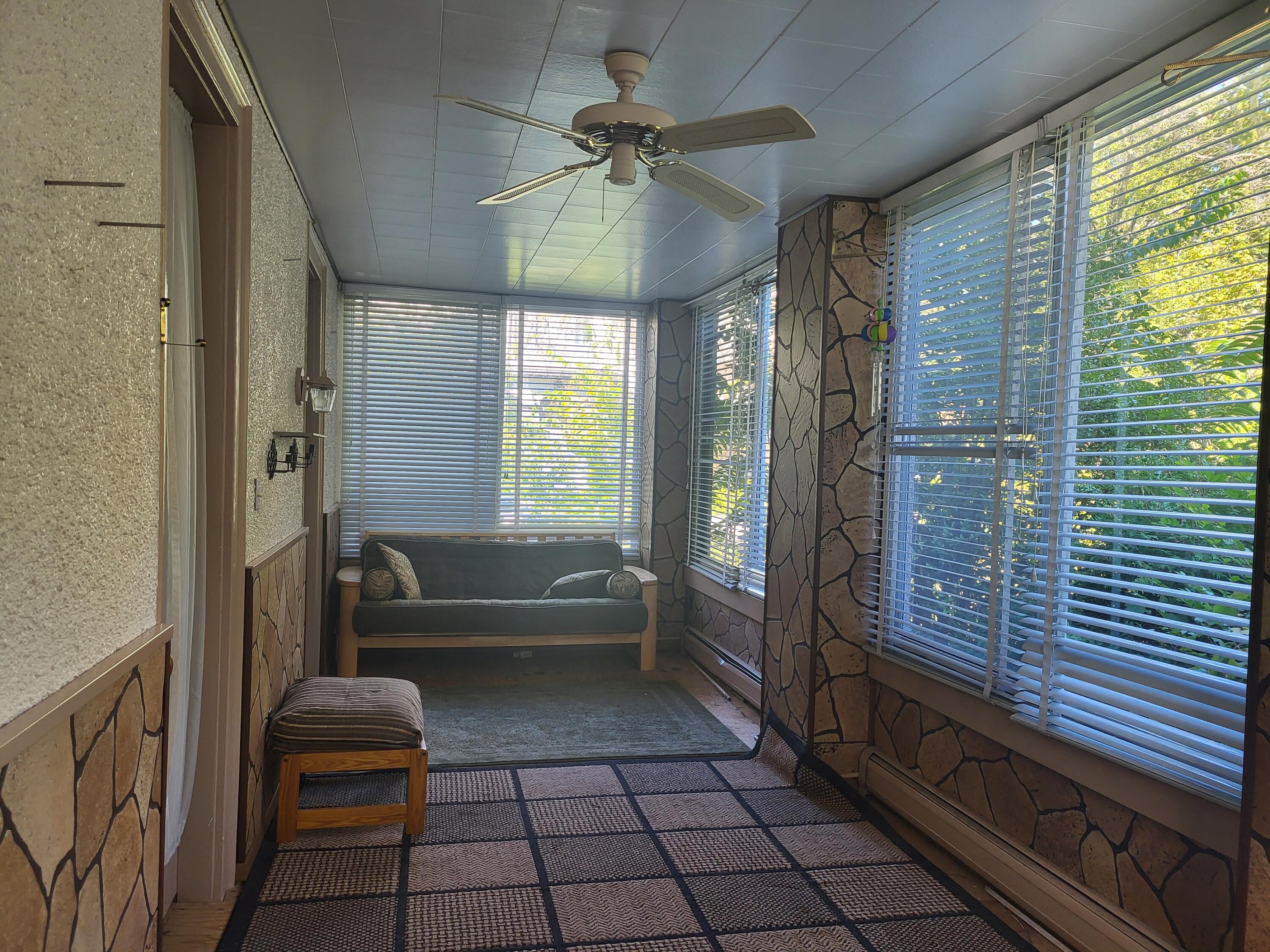 1455 Vinewood Street Detroit, MI 48216 - Photo 22 of 59 6b Enclosed front porch
