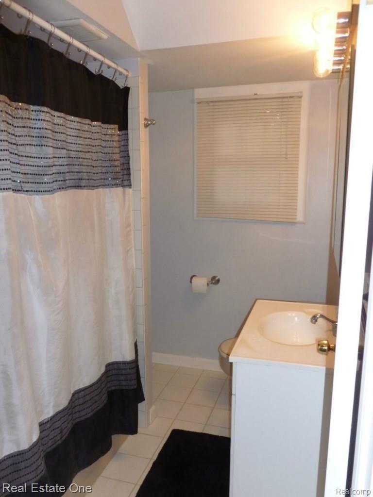 323 Highland Avenue Rochester, MI 48307 - Photo 15 of 35 Main Bath
