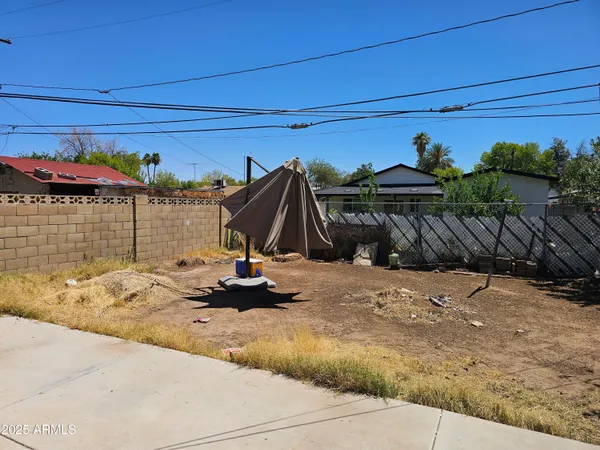 a view of a back yard of the house