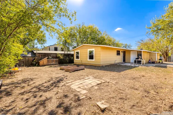 a view of a yard with a house