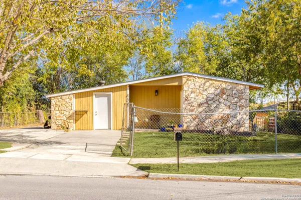 a view of a house with a backyard